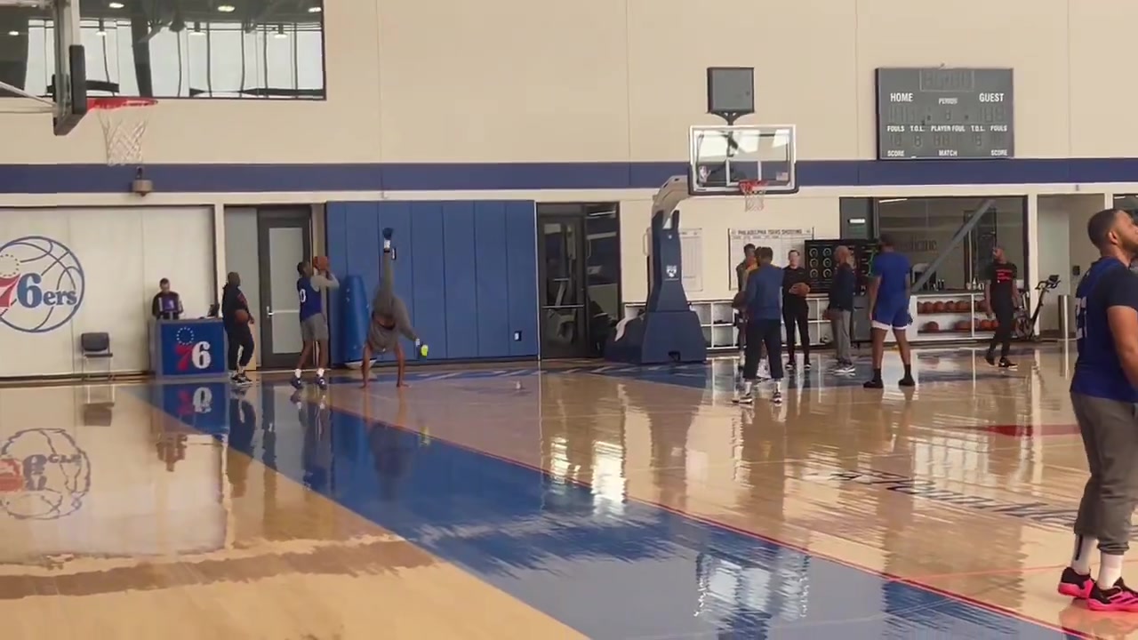 jinnianhui金年会最新训练法？76人队内训练马克西苦练投篮 恩比德在旁边倒立😅