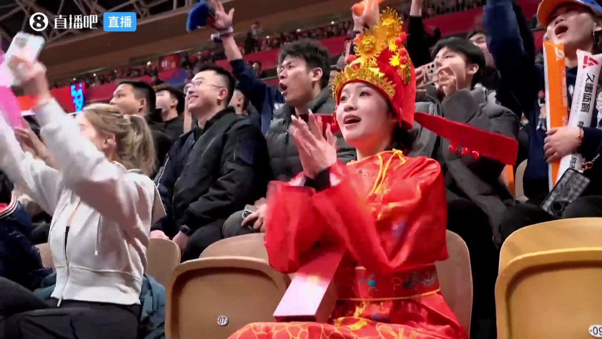 金年会金字招牌诚信至上😍可爱捏！俱乐部杯新的球迷NPC出现了 可爱小姐姐扮财神🧧