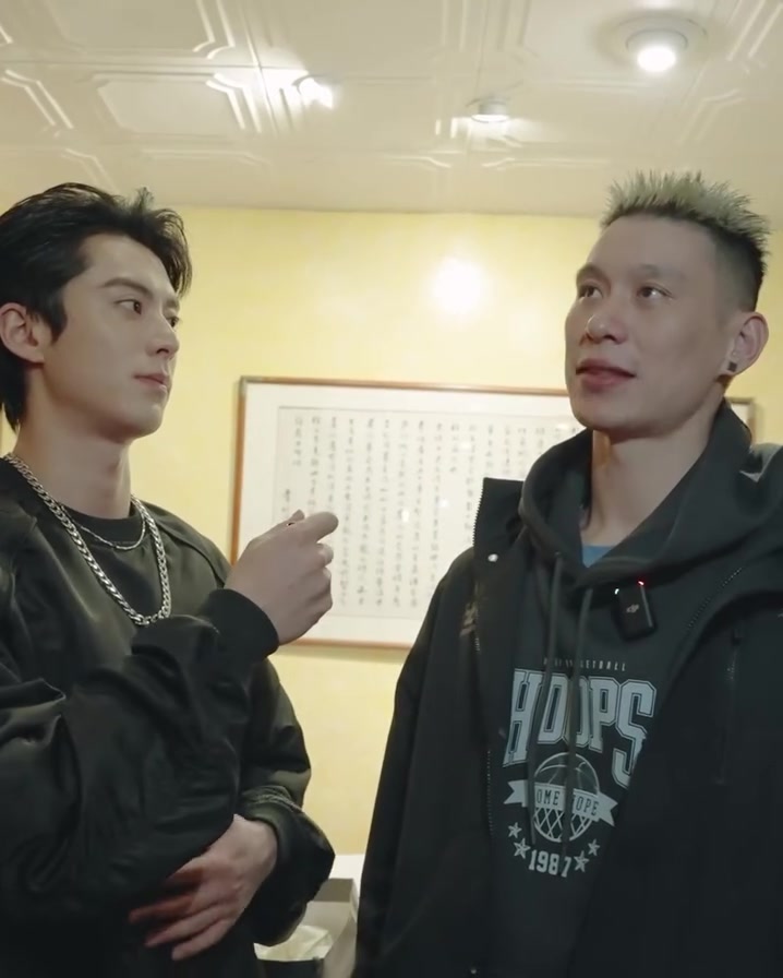 金年会金字招牌诚信至上豪哥这是喝了吧！林书豪与王鹤棣一起吃饭 还送出尼克斯亲签球衣