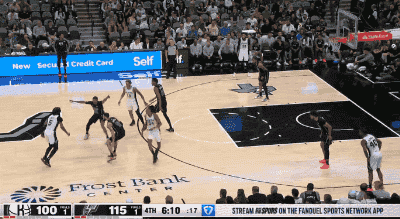 金年会体育牛哇！卡斯尔灵动突破撕穿防线 起飞单臂炸筐惊呆文班亚马