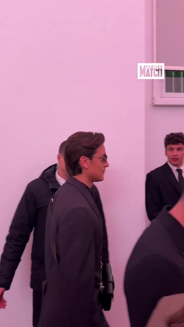 jinnianhui金年会模特范！迪巴拉一身西服，在米兰参加时尚活动