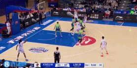 金年会体育生猛！上海外援多诺万-威廉姆斯连中三分 随后暴起送惊人战斧