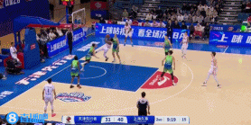 金年会体育生猛！上海外援多诺万-威廉姆斯连中三分 随后暴起送惊人战斧