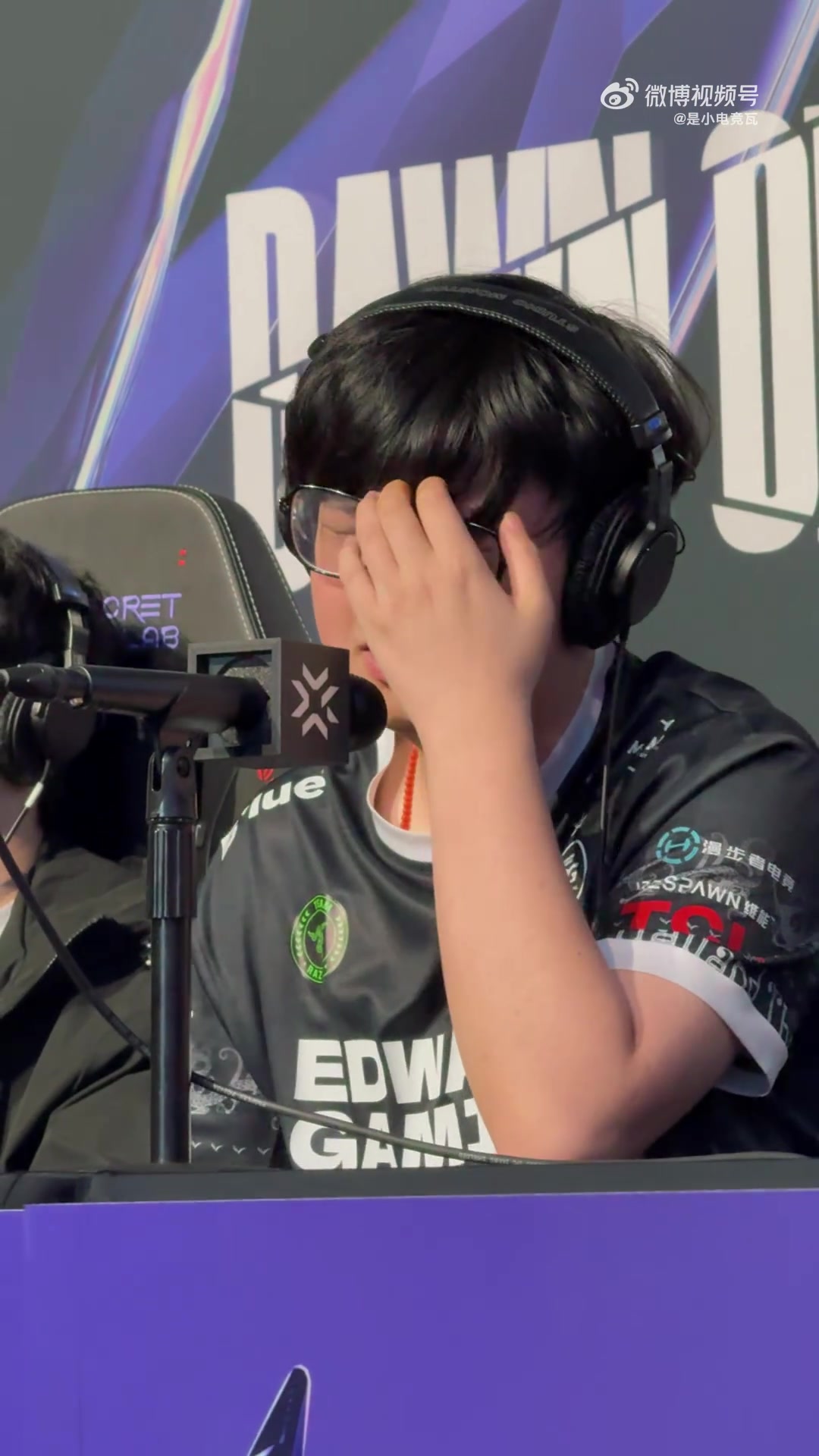 金年会没有自信了😨康康歪头瘫坐电竞椅：第一次用这个鼠标 我应该做的更好