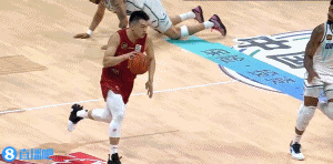 金年会如日中天!曾凡博反击起飞滑翔 力压防守单臂隔扣米奇