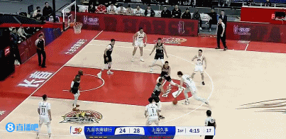 金年会金字招牌信誉至上极具欺骗性！基兹林克抢断反击 眼睛看着琼斯却传给崔晋铭上篮！