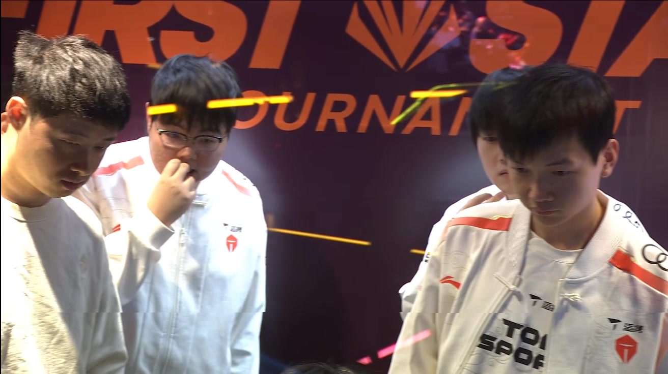 jinnianhui金年会有点急了？TES赛后复盘画面：全员面色凝重 369不断啃手指