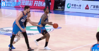 金年会这都什么习惯！田宇恒追防亨特双手抓着后者的腰部被造三分犯规