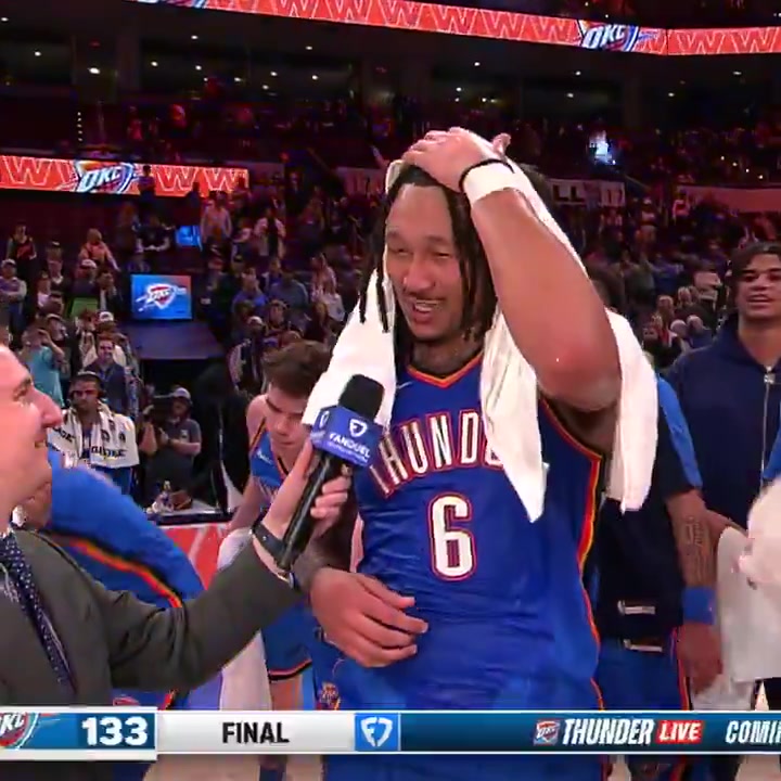 金年会金字招牌诚信至上一帮损友🤣杰林威赛后接受采访 众队友捣蛋轮番往其头上放纸杯