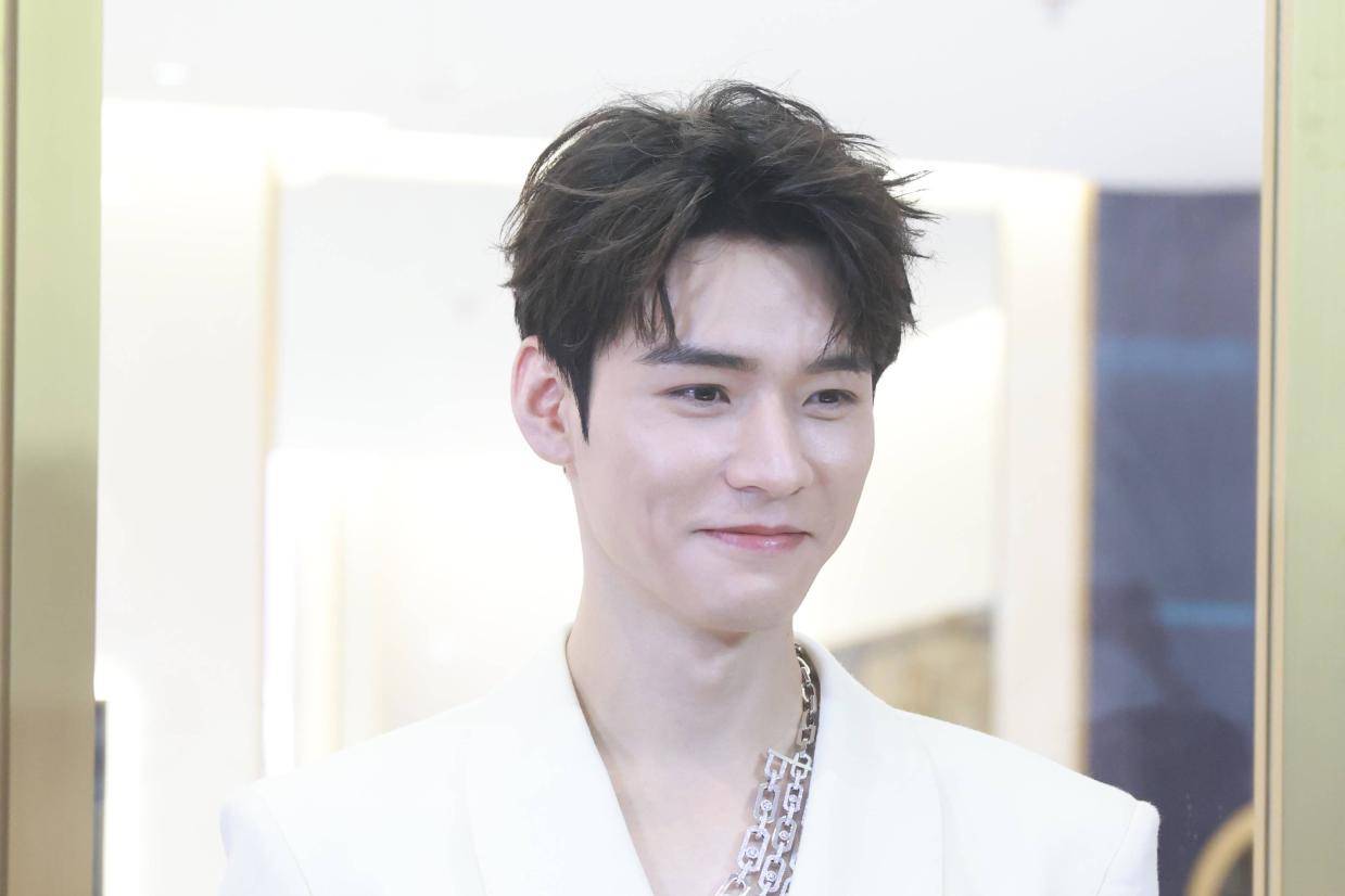 龚俊白色深V西装配珠宝时尚矜贵 分享学习网球体验