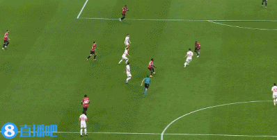 金年会金字招牌信誉至上跟队:穆萨第24分钟被换下时遭球迷狂嘘,随后径直走回更衣室