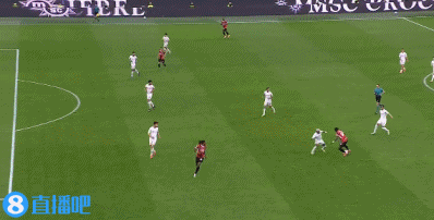 金年会金字招牌信誉至上扳回一球！亚伯拉罕与美队撞墙配合，杀入禁区后劲射得手