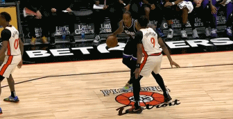 金年会体育还得练啊老弟🤨！德罗赞假动作晃起英雄心 屡次上课奥萨尔