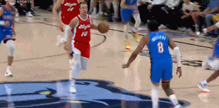 金年会金字招牌信誉至上😜顺手牵羊！卡鲁索回防 机敏拍掉肯纳德手中的球完成抢断