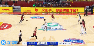 金年会外线开炮！邢志强连中2记三分 帮助山西占据场上主动