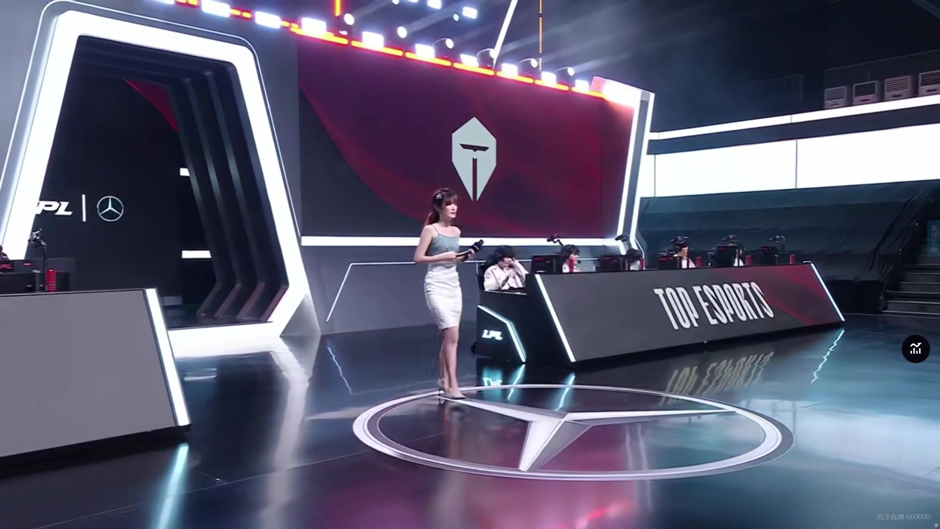 金年会金字招牌信誉至上这灯光...！夏安登场主持NIP对阵TES 露肩吊带长裙尽显清凉