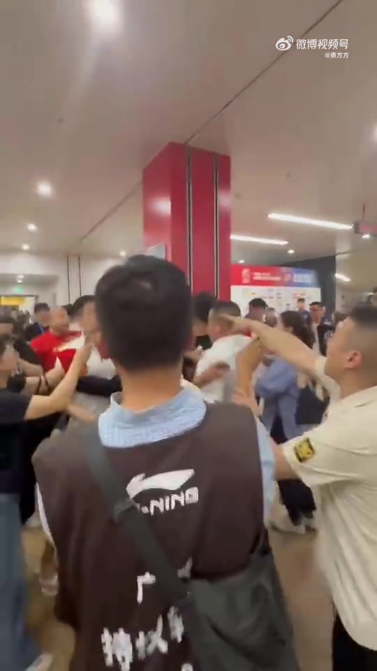 金年会体育还有下集😯广厦光头球迷再次动手打掉手机踹飞上前理论的女记者