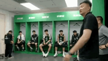 金年会金字招牌诚信至上广东实验半场41-31领先清华附中!杜锋前往更衣室鼓励球员!