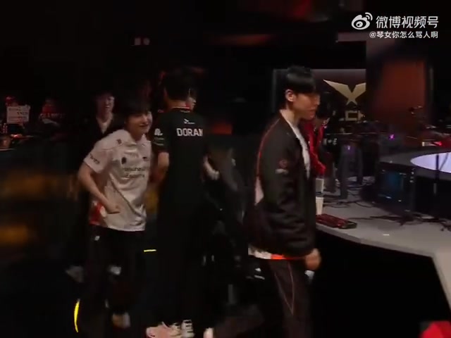 金年会体育前队友只能鼓励你了😆Delight Viper Zeka Peanut赛后拍了Doran