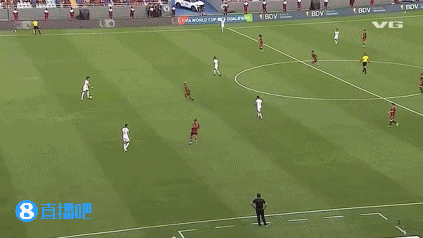 jinnianhui金年会啊⁉️玻利维亚后卫半高球回传，门将逆天停球遭穿裆开场就送乌龙