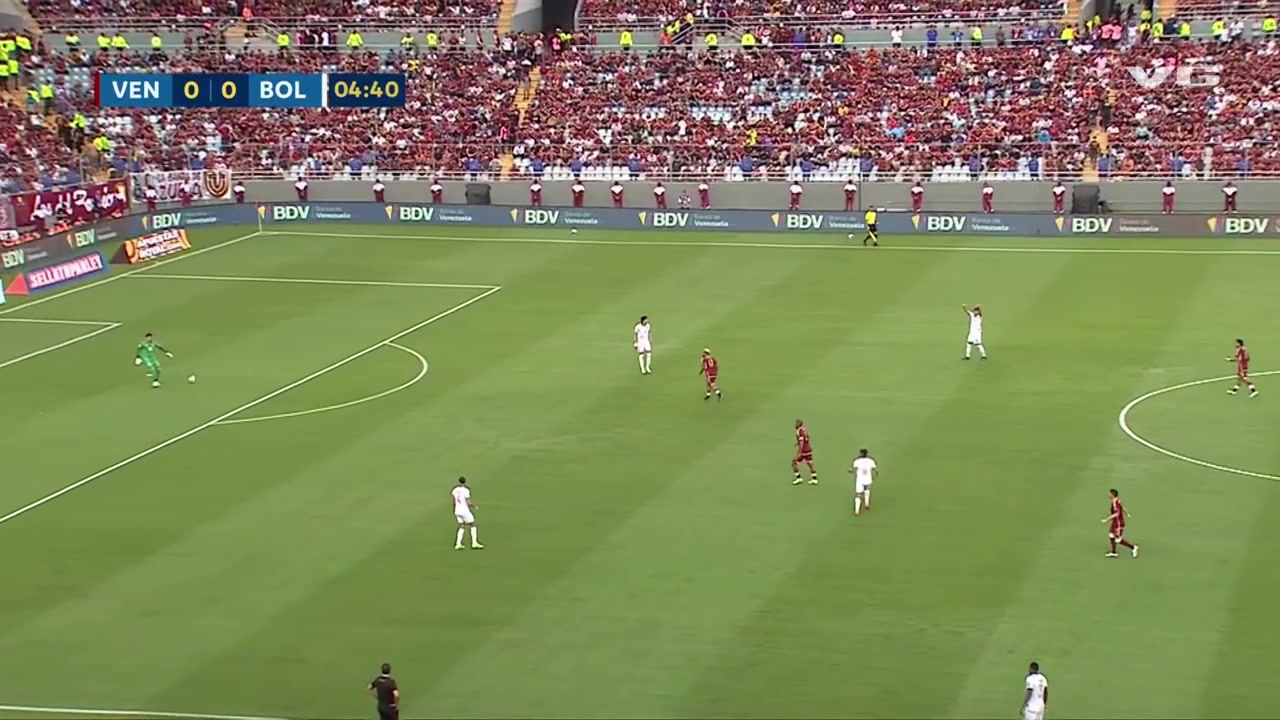 jinnianhui金年会啊⁉️玻利维亚后卫半高球回传，门将逆天停球遭穿裆开场就送乌龙