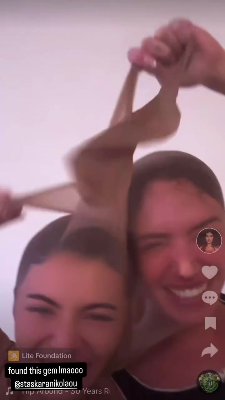 金年会金字招牌诚信至上🌶️凯莉-詹娜玩丝袜套头整蛊游戏为顶级魔鬼身材闺蜜庆生🥵